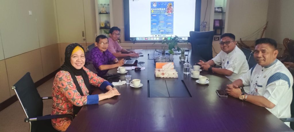 Ketua Satupena Sumbar Sastri Bakry bersama tim membahas IMLF ke-3 dengan Kepala Dinas Pariwisata Kota Padang Yudi Indra Syani (Foto: Satupena Sumbar) 