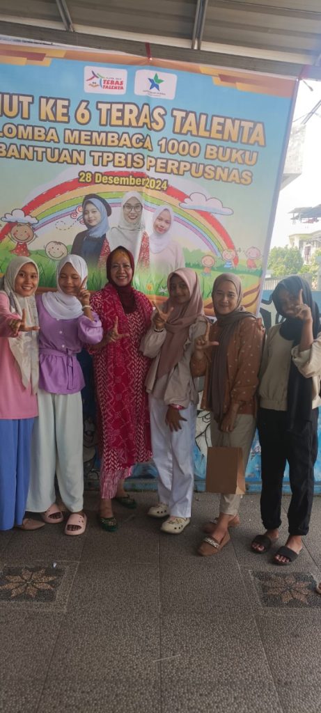 Pengelola rumah baca bersama pendiri Teras Talenta Sastri Bakry (Foto: Teras Talenta)