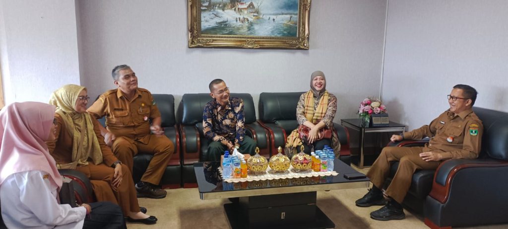 Ketua Satupena Sumbar Sastri Bakri bersama Sekretaris Armaidi Tanjung, beraudiensi dengan Pj. Sekda Pemprov Sumbar Yozarwardi, didampingi staf (Foto: Satupena Sumbar) 