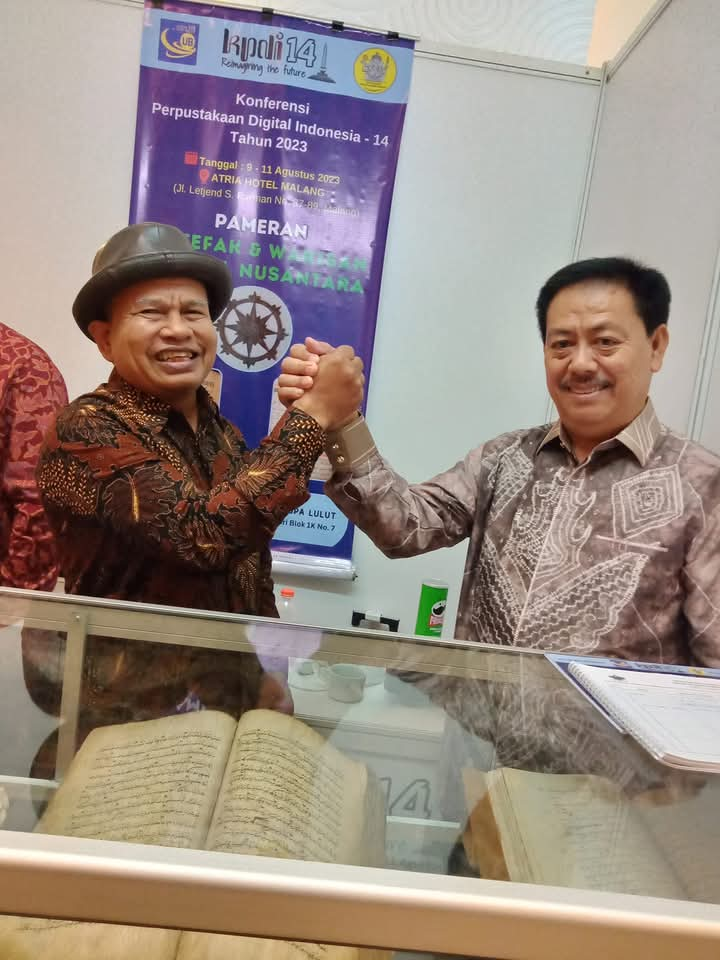 Kunjungan Kepala Perpusnas Syarif Bando di pameran Naskah Kuno PSB Puspa Lulut pada Kongres Perpustakaan Digital di hotel Santika Malang. (Foto: Dok. Lulut ES)