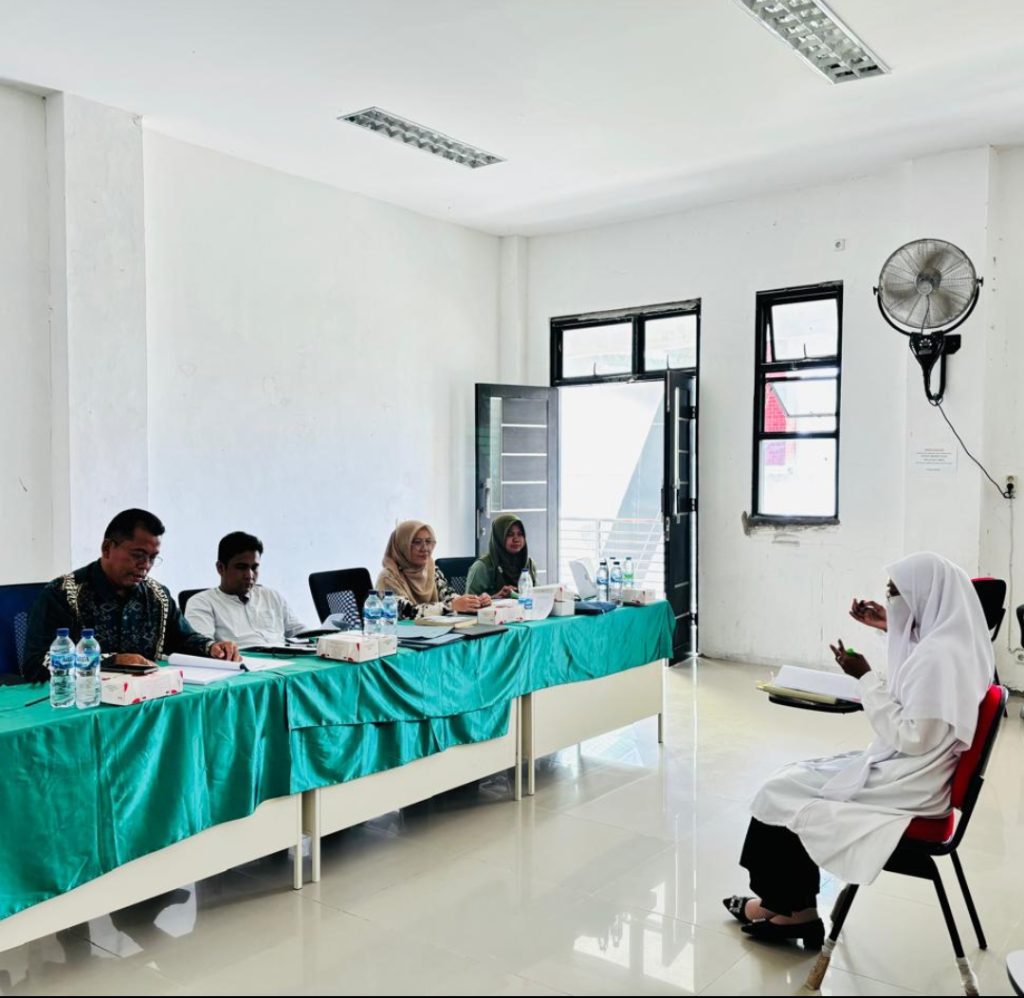 Julia, mahasiswa Program Studi Tadris Bahasa Indonesia, Fakultas Keguruan IAIN Lhokseumawe, sedang ujian skripsi di depan tim penguji (Foto: Istimewa/Hatipena) 