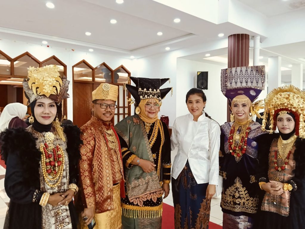 Para guru berprestasi bersama artis Olivia Zalyanti usai acara (Foto: Eka Teresia) 