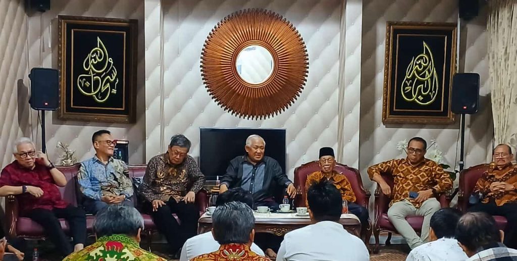 Din Syamsudin sedang diskusi dengan tokoh agama (Foto: Ist/AT) 