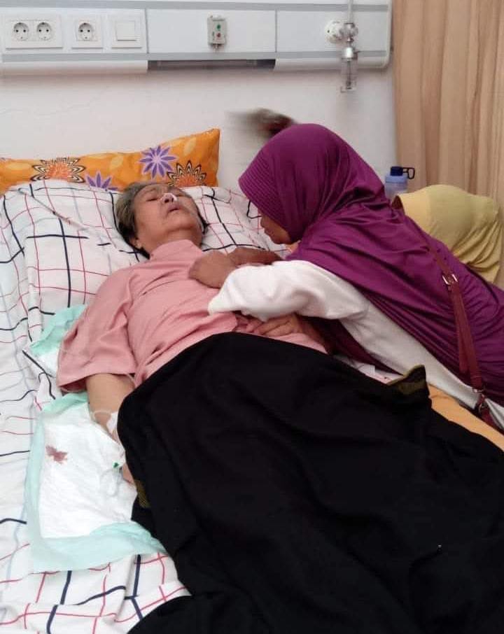 Menjenguk sahabat seperjuangan yang telah meninggalkanku; Iesye Martini, semoga kita jumpa kembali di kampung akhirat. Al Fatihah (Foto: Istimewa/ Hatipena) 