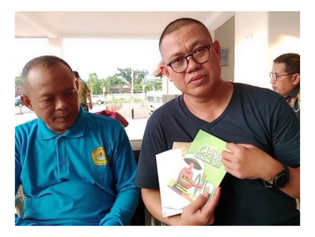 Dr. Mariman Darto, memeragakan buku karya Luhur Susilo, guru Bahasa Indonesia SMPN 1 Sambong, Blora (Foto: Gun/Hatipena)