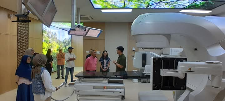 Dahlan Iskan saat mengunjungi Bali International Hospital di Sanur, Bali. (Tomy Gutomo-Harian Disway)