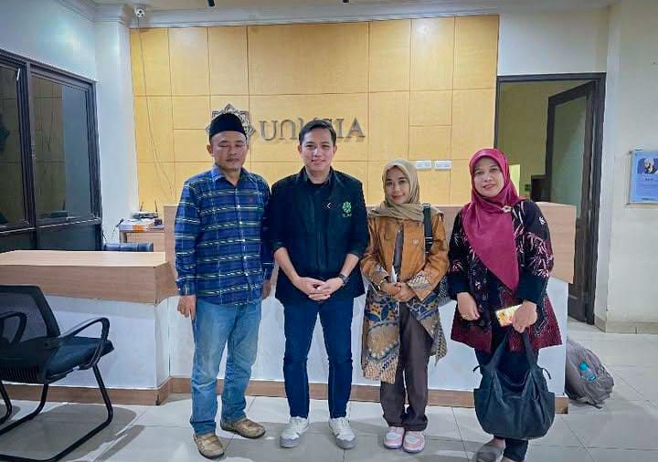 (dari kiri) Wakil Rektor II UNUSIA, Fira Mubayyinah, Dekan Fakultas Hukum UNUSIA,  Muhammad, Kaprodi Manajemen UNU Kalbar, Marhamah, dan Ketua Fatayat NU Kalbar, Umi Marzuqah (Foto: Ist/Hatipena) 