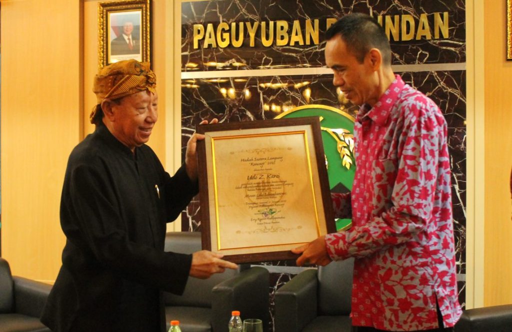 Ketua umum Pengurus Besar Paguyuban Pasundan saat ini adalah Prof. Dr. H.M. Didi Turmudzi, M.Si memberikan Hadiah Sastra Rancage 2025 untuk Sastra Lampung kepada Udo Z Karzi di Gedung Paguyuban Pasundan, Bandung (Foto: Ist)