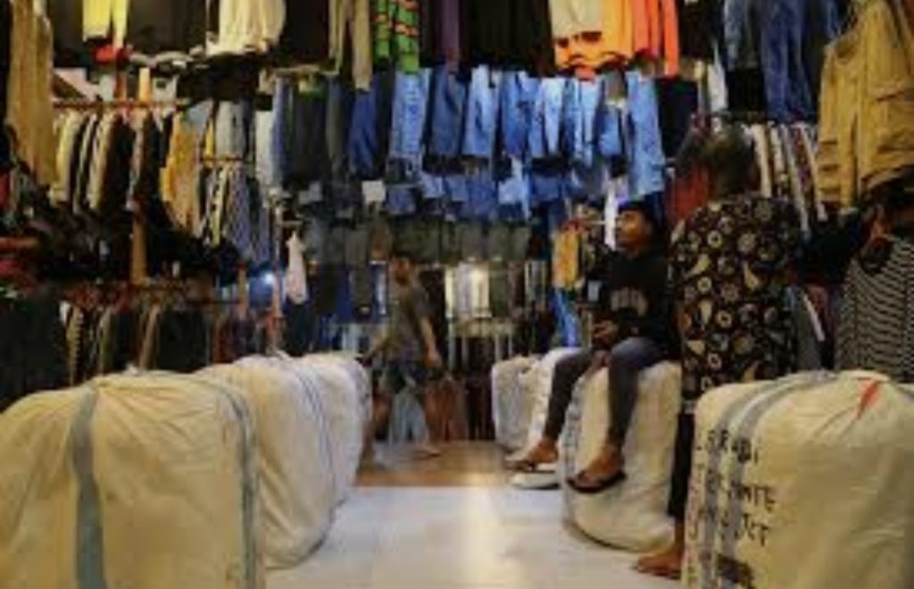 Impor baju bekas membanjiri pasar di Indonesia (Foto: katadata) 