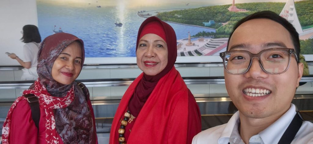 Sastri Bakry dan Edrawati didampingi staf KBRI, Handoko dan Fajar (Foto: Dokpri/ hatipena) 